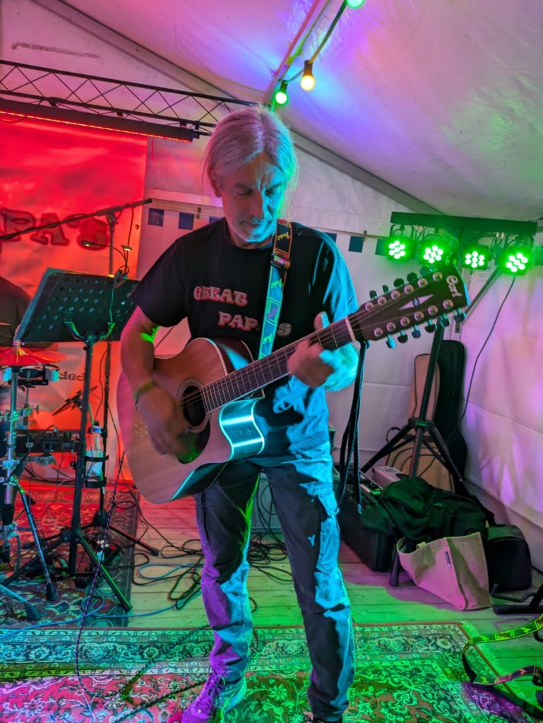 Gitarrist der Great Papas, Roland